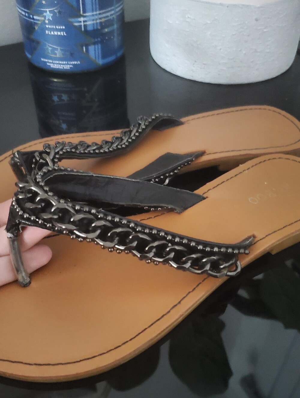 💕 Tan And Black Thong Sandals 💕 With Black Metal Chain Detail Size 7.5